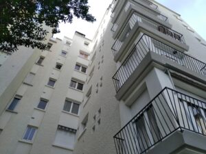 hlm immeuble appartement balcon